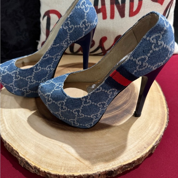 Vintage Blue Denim Patterned High Heel Pumps with Red-Blue Stripe - Picture 4 of 9